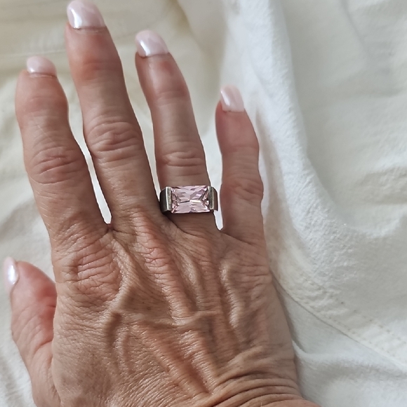 Elegant Pink Gemstone Ring - Picture 1 of 3